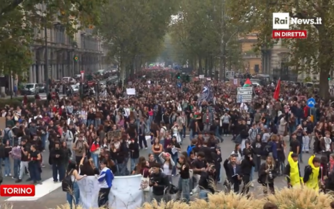 Anche la scuola scende in piazza: studenti protestano per il clima, il personale scolastico sciopera