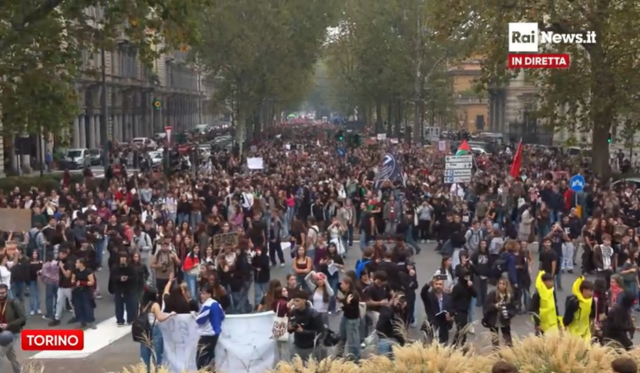 Anche la scuola scende in piazza: studenti protestano per il clima, il personale scolastico sciopera