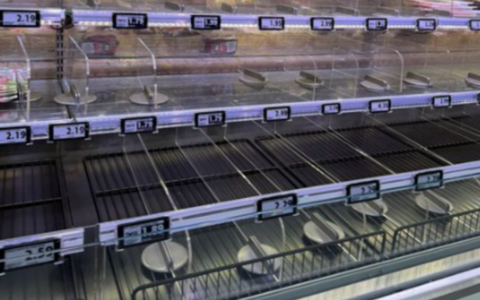 Protesta dei tir, il Sud resta bloccato: supermercati vuoti, distributori a secco e aeroporti senza carburante