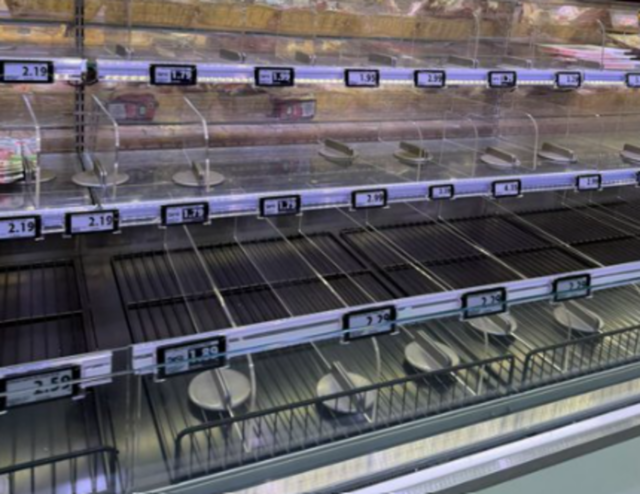 Protesta dei tir, il Sud resta bloccato: supermercati vuoti, distributori a secco e aeroporti senza carburante