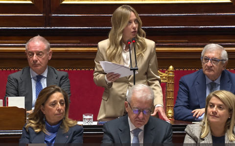 Meloni al Senato: “Chi ci accusa di essere guerrafondai mente”. Scontro su Ucraina, difesa e caro energia