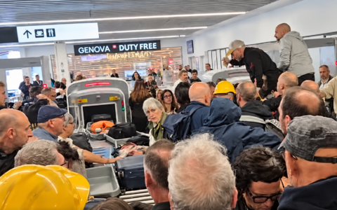 Ex Ilva, operai occupano l’aeroporto di Genova: “Siamo pronti a tutto per salvare il lavoro”