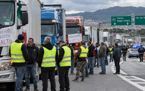 Tir, linea dura del governo: 71 denunce e camion sotto scorta. Sicilia e Calabria sospendono i blocchi