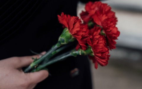 Corone funebri: come scegliere forma, fiori e messaggio per un ultimo saluto rispettoso