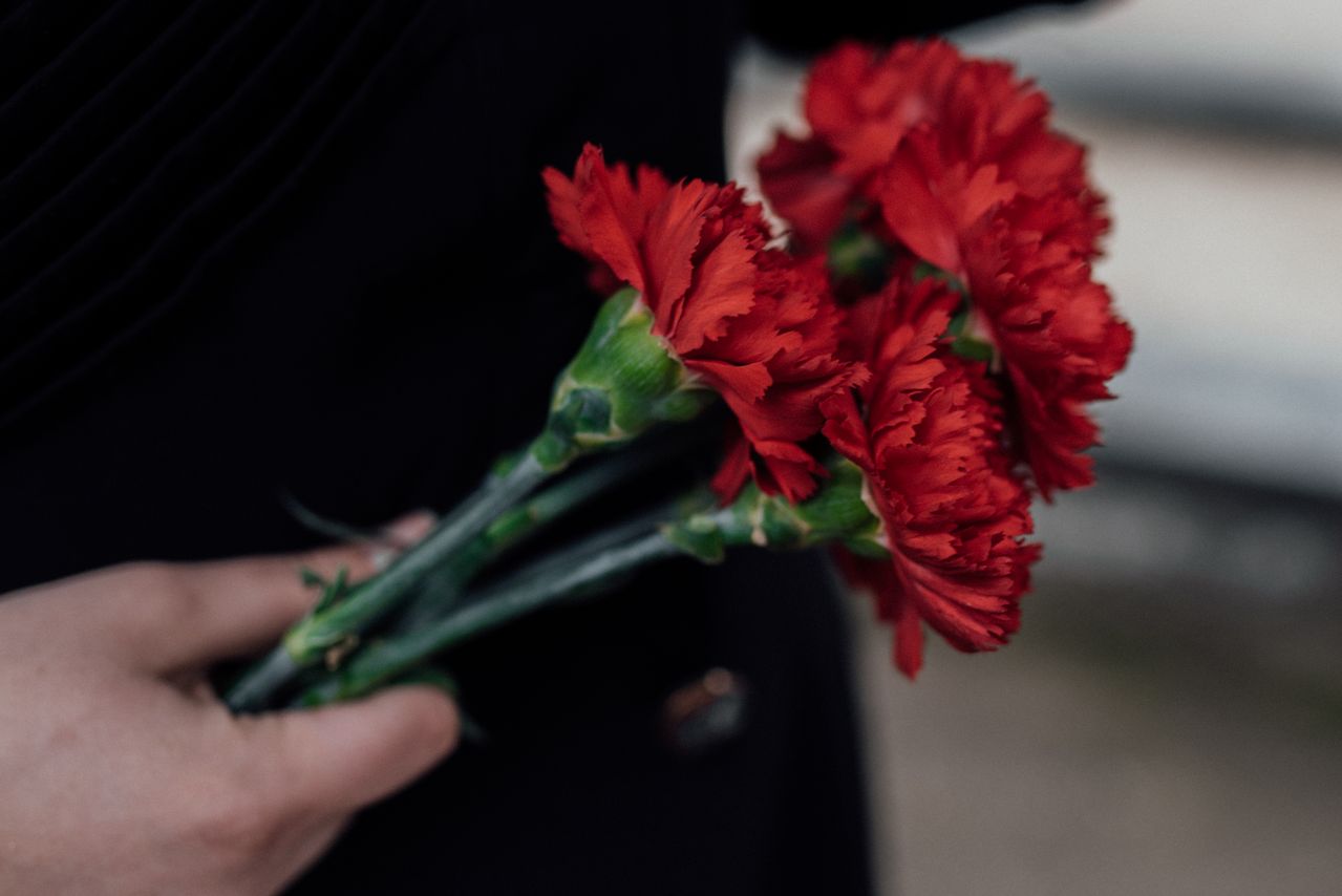 Corone funebri: come scegliere forma, fiori e messaggio per un ultimo saluto rispettoso