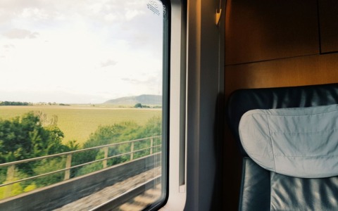 Qual è il posto più sicuro in treno? Dove conviene sedersi secondo studi e statistiche