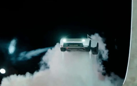 Tesla Roadster, presentata l’auto elettrica che vola: da 0 a 100 km/h in meno di un secondo